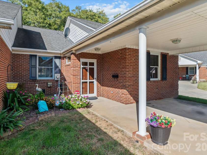 19980 Oak Leaf Circle, Cornelius, NC 28031.  MLS# CAR4383393, YatesRealty ID 26976. 