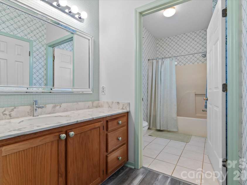 19980 Oak Leaf Circle, Cornelius, NC 28031.  MLS# CAR4383393, YatesRealty ID 26976. Master Bath