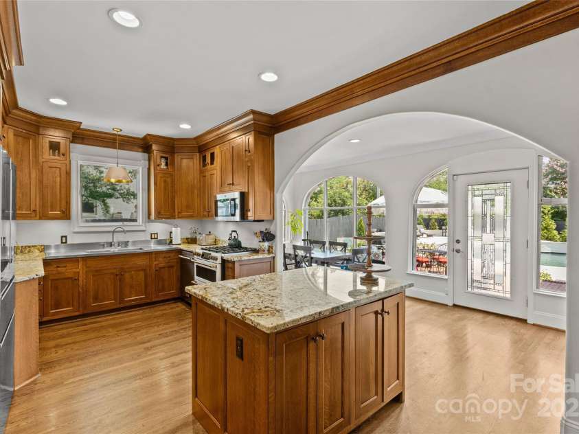 1619 Providence Road, Charlotte, NC 28207.  MLS# CAR4266740, YatesRealty ID 26977. 