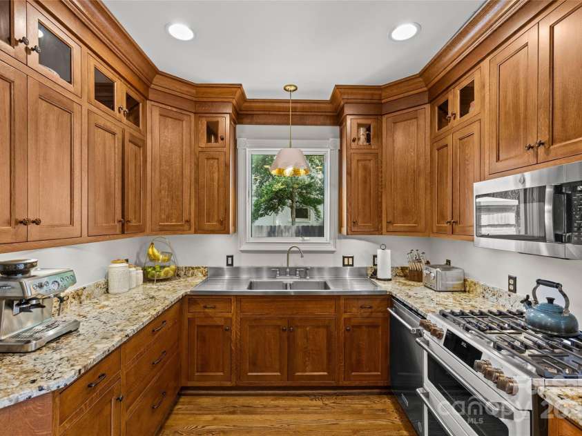 1619 Providence Road, Charlotte, NC 28207.  MLS# CAR4266740, YatesRealty ID 26977. 