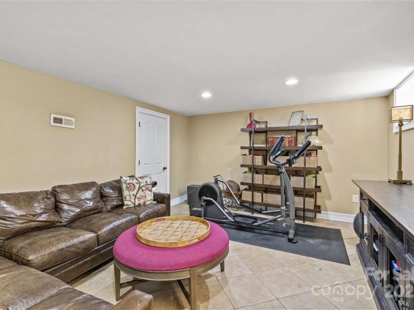 1619 Providence Road, Charlotte, NC 28207.  MLS# CAR4266740, YatesRealty ID 26977. 