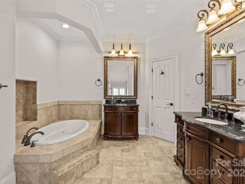 1619 Providence Road, Charlotte, NC 28207.  MLS# CAR4266740, YatesRealty ID 26977. 