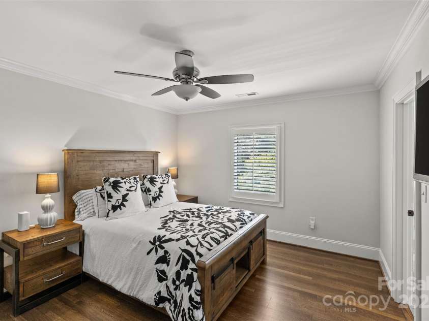 1619 Providence Road, Charlotte, NC 28207.  MLS# CAR4266740, YatesRealty ID 26977. 