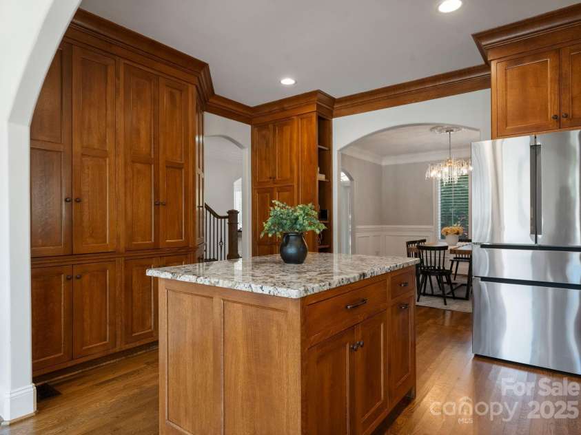 1619 Providence Road, Charlotte, NC 28207.  MLS# CAR4304931, YatesRealty ID 26977. 