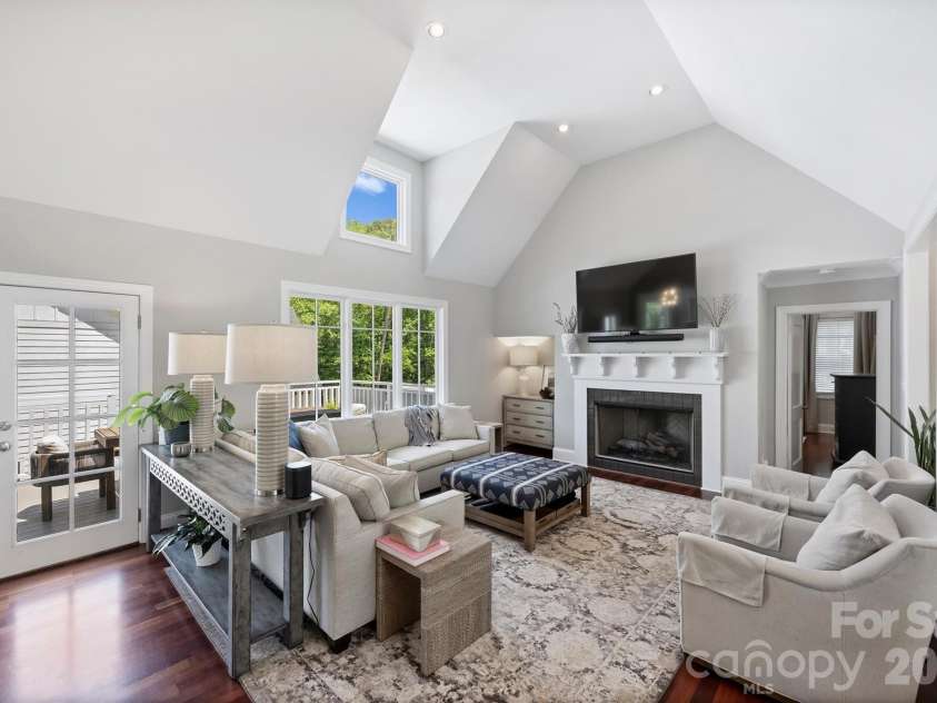 237 Hunter Lane, Charlotte, NC 28211.  MLS# CAR4384992, YatesRealty ID 26977. 