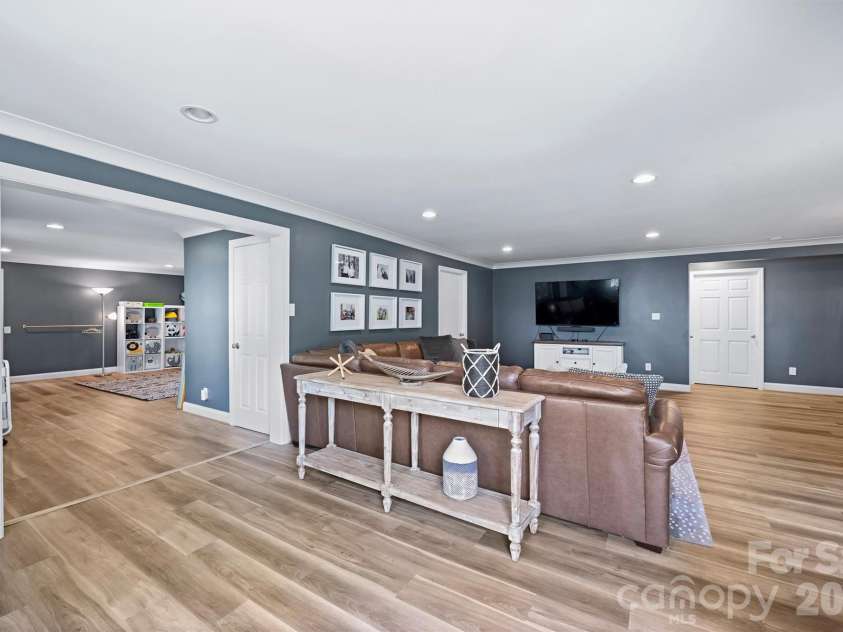 237 Hunter Lane, Charlotte, NC 28211.  MLS# CAR4384992, YatesRealty ID 26977. 