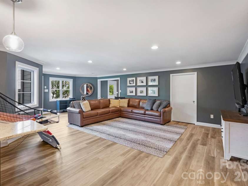 237 Hunter Lane, Charlotte, NC 28211.  MLS# CAR4384992, YatesRealty ID 26977. 