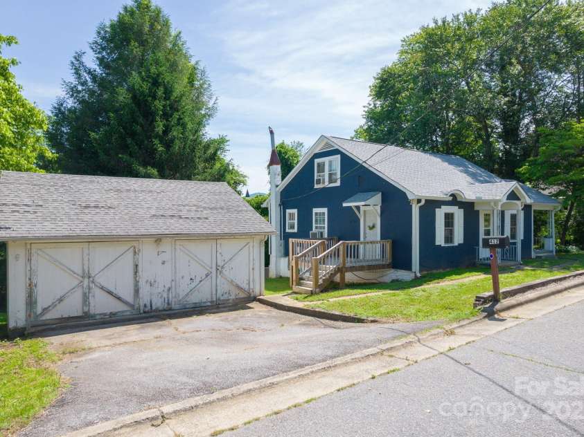 412 Woodhaven Street, Lenoir, NC 28645.  MLS# CAR4256131, YatesRealty ID 26981. 