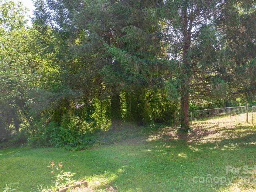 412 Woodhaven Street, Lenoir, NC 28645.  MLS# CAR4256131, YatesRealty ID 26981. 