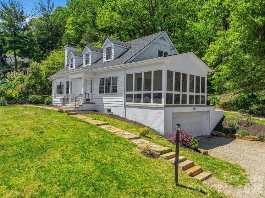 721 Golf Course Road, Waynesville, NC 28786.  MLS# CAR4374651, YatesRealty ID 26984. 