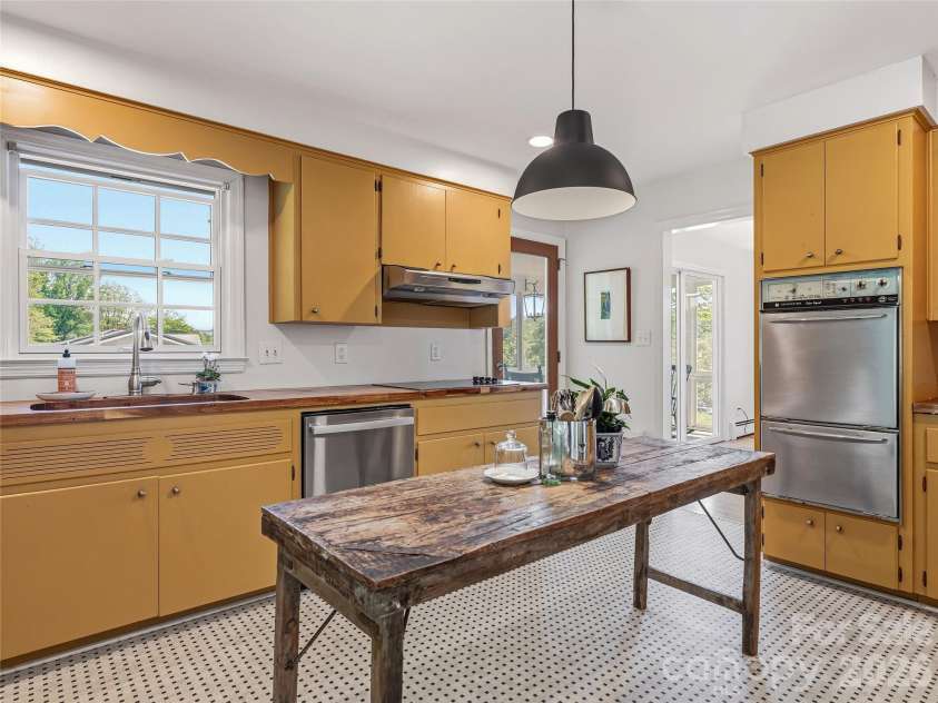 721 Golf Course Road, Waynesville, NC 28786.  MLS# CAR4374651, YatesRealty ID 26984. 