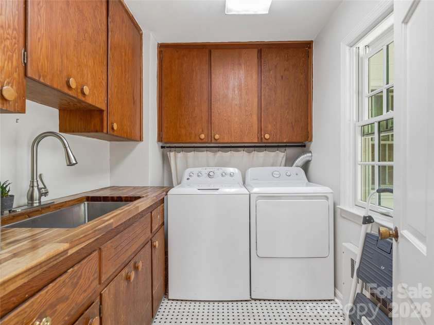 721 Golf Course Road, Waynesville, NC 28786.  MLS# CAR4374651, YatesRealty ID 26984. 