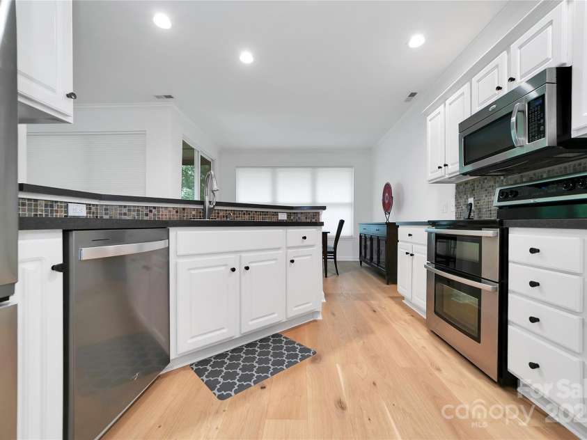 99 Ridgetop Circle, Brevard, NC 28712.  MLS# CAR4282824, YatesRealty ID 26984. The kitchen, just off of the dining room, is fully loaded with Stainless Steel top of the line appliances.! Double Oven / Cooktop, Deluxe Microwave, Dishwasher, brand new 