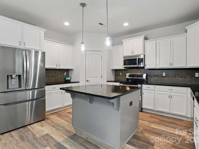 7166 Dove Field Lane, Fort Mill, SC 29707.  MLS# CAR4259041, YatesRealty ID 26985. Kitchen