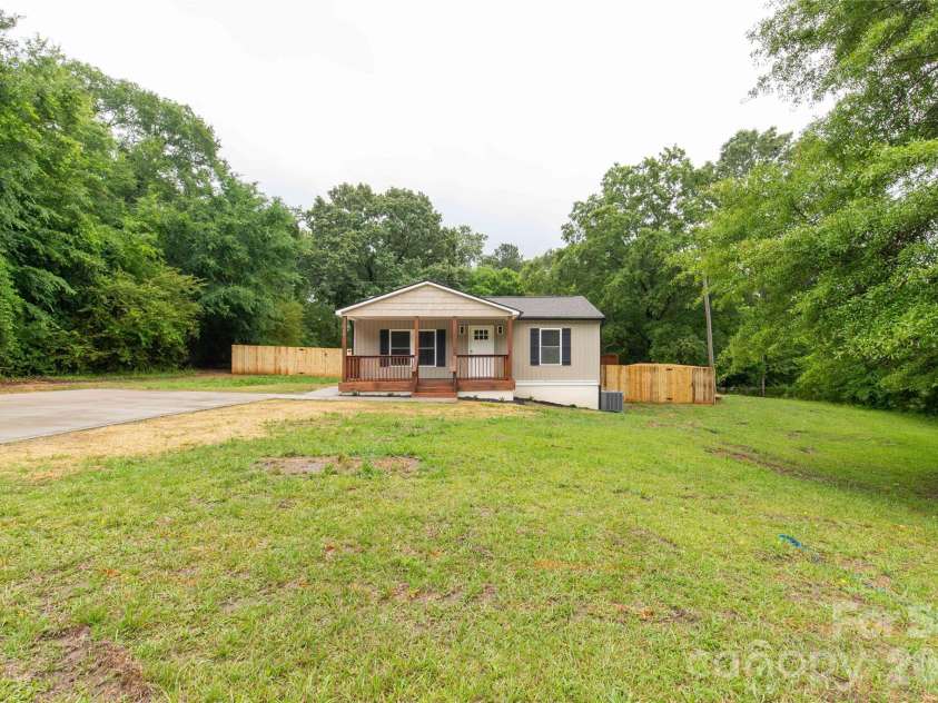 5224 Lancaster Highway, Fort Lawn, SC 29714.  MLS# CAR4383188, YatesRealty ID 26989. 