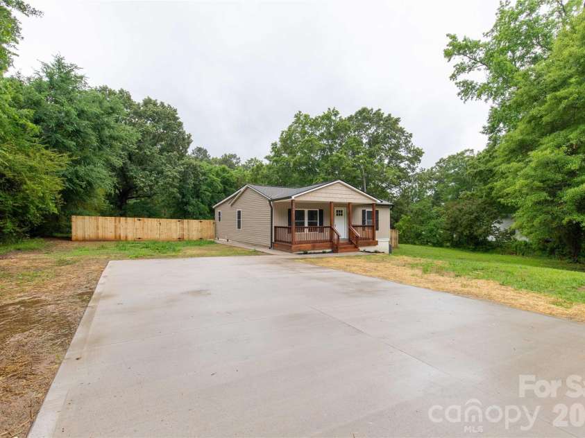 5224 Lancaster Highway, Fort Lawn, SC 29714.  MLS# CAR4383188, YatesRealty ID 26989. 