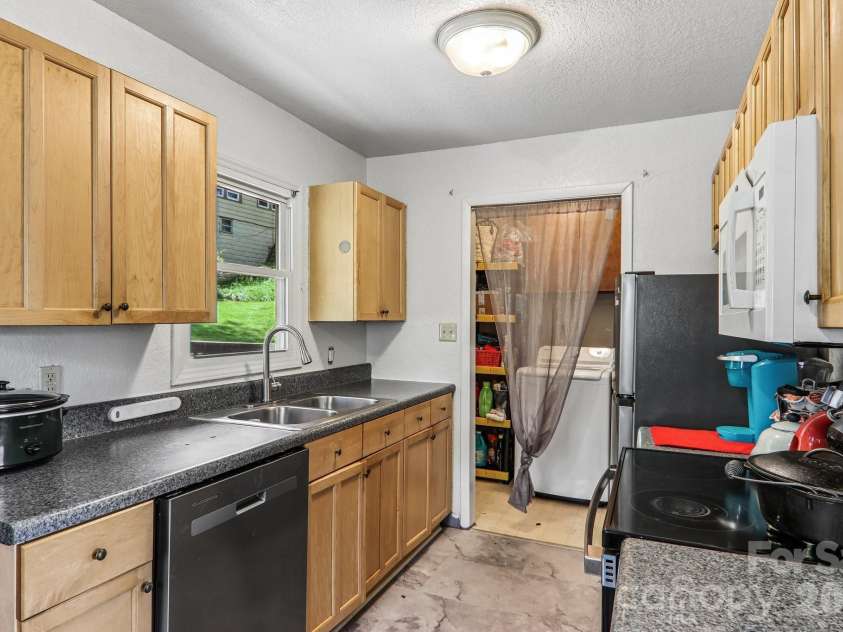 1 Camby Street, Asheville, NC 28801.  MLS# CAR4371645, YatesRealty ID 26990. 