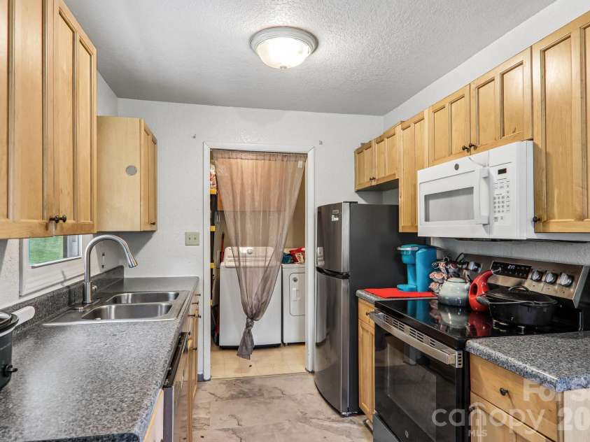 1 Camby Street, Asheville, NC 28801.  MLS# CAR4371645, YatesRealty ID 26990. 