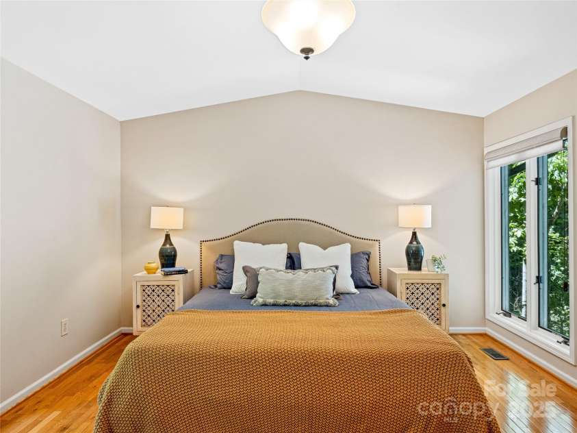 150 Sondley Parkway, Asheville, NC 28805.  MLS# CAR4280880, YatesRealty ID 26990. Vaulted Ceilings, lots of natural light