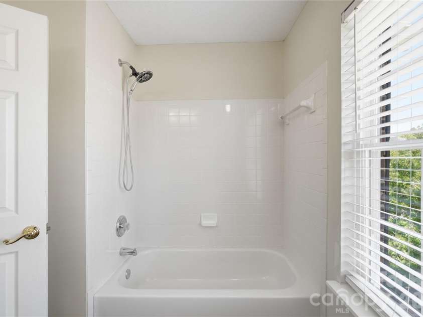 157 Lighthouse Road, Mount Holly, NC 28120.  MLS# CAR4379658, YatesRealty ID 26991. Full hall bathroom 