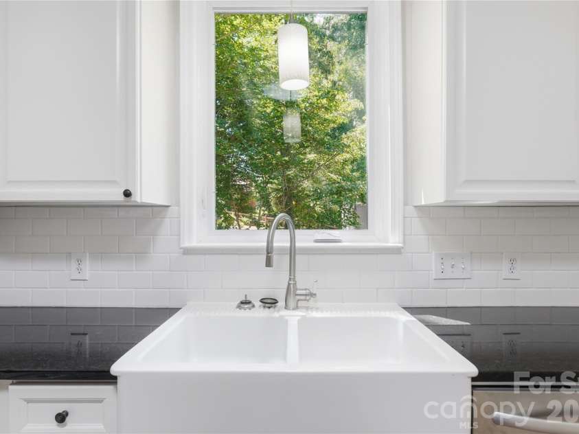 157 Lighthouse Road, Mount Holly, NC 28120.  MLS# CAR4379658, YatesRealty ID 26991. Kitchen farm sink