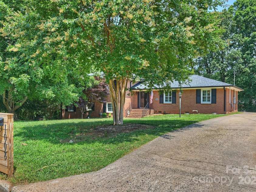 1008 Dumbarton Road, Gastonia, NC 28054.  MLS# CAR4275369, YatesRealty ID 26994. 