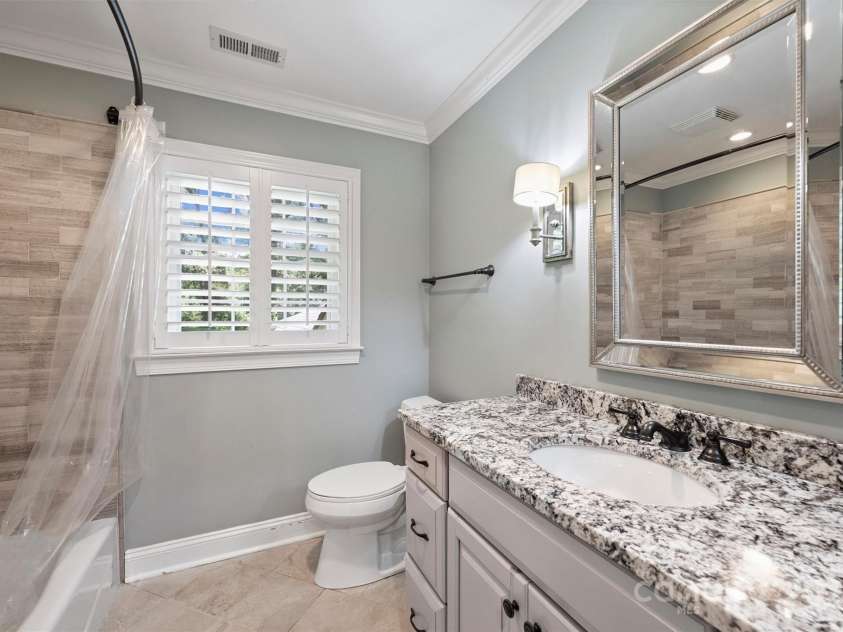 1008 Dumbarton Road, Gastonia, NC 28054.  MLS# CAR4275369, YatesRealty ID 26994. All baths are updated! Full bath upstairs.