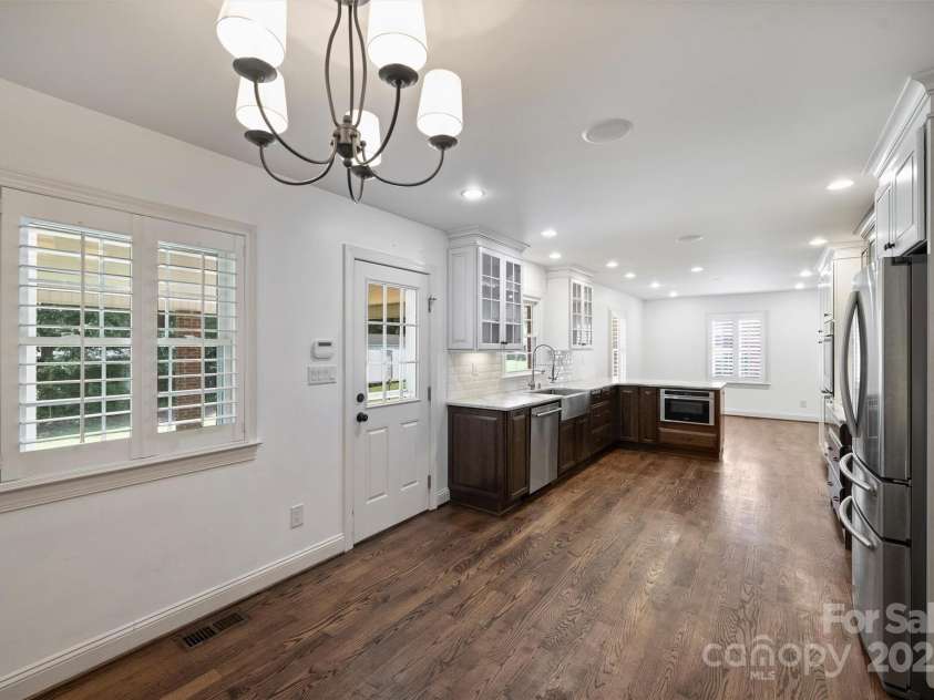 1008 Dumbarton Road, Gastonia, NC 28054.  MLS# CAR4275369, YatesRealty ID 26994. Another breakfast area off of the kitchen.