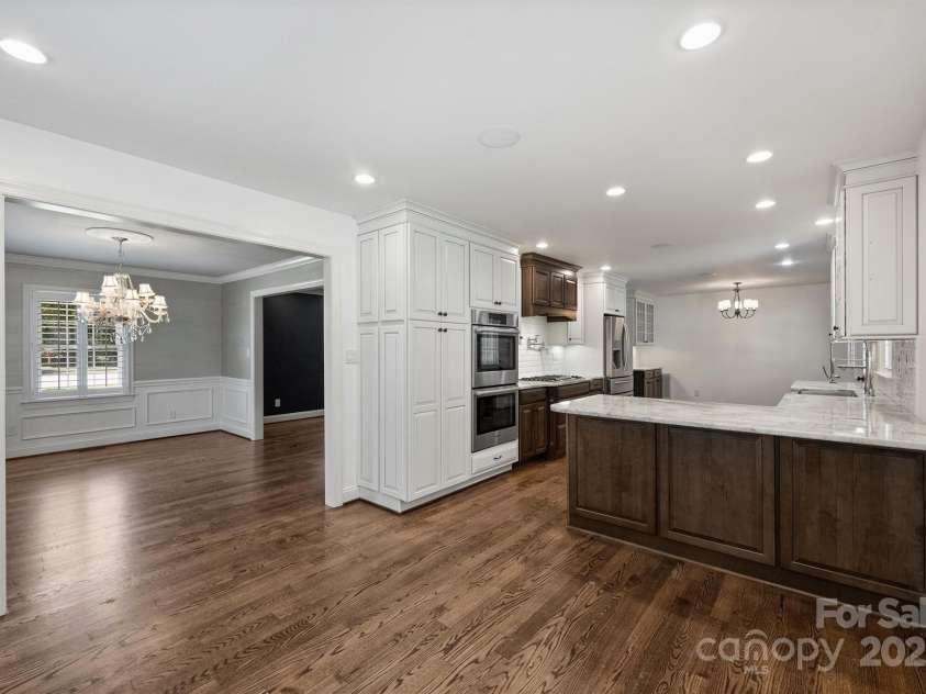 1008 Dumbarton Road, Gastonia, NC 28054.  MLS# CAR4275369, YatesRealty ID 26994. Lounge area off of the kitchen that could be another breakfast area.