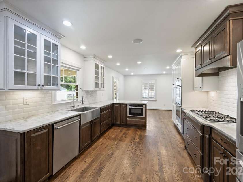 1008 Dumbarton Road, Gastonia, NC 28054.  MLS# CAR4275369, YatesRealty ID 26994. Tons of natural light! And even a microwave drawer!