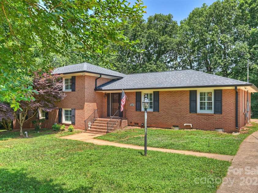 1008 Dumbarton Road, Gastonia, NC 28054.  MLS# CAR4275369, YatesRealty ID 26994. Welcome home to 1008 Dumbarton!