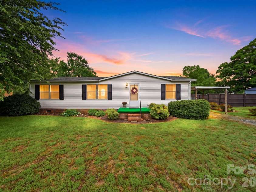 3617 Sulphur Springs Road, Hickory, NC 28601.  MLS# CAR4387397, YatesRealty ID 26995. 