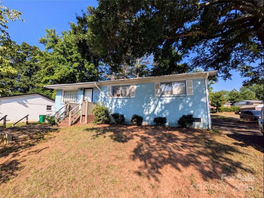 9401 Feldbank Drive, Charlotte, NC 28216.  MLS# CAR4280342, YatesRealty ID 26995. 