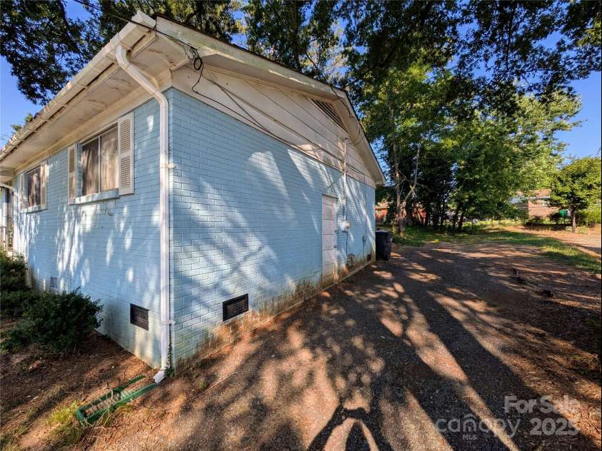 9401 Feldbank Drive, Charlotte, NC 28216.  MLS# CAR4280342, YatesRealty ID 26995. 