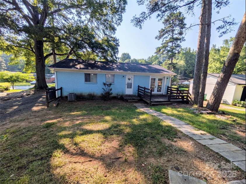 9401 Feldbank Drive, Charlotte, NC 28216.  MLS# CAR4280342, YatesRealty ID 26995. 