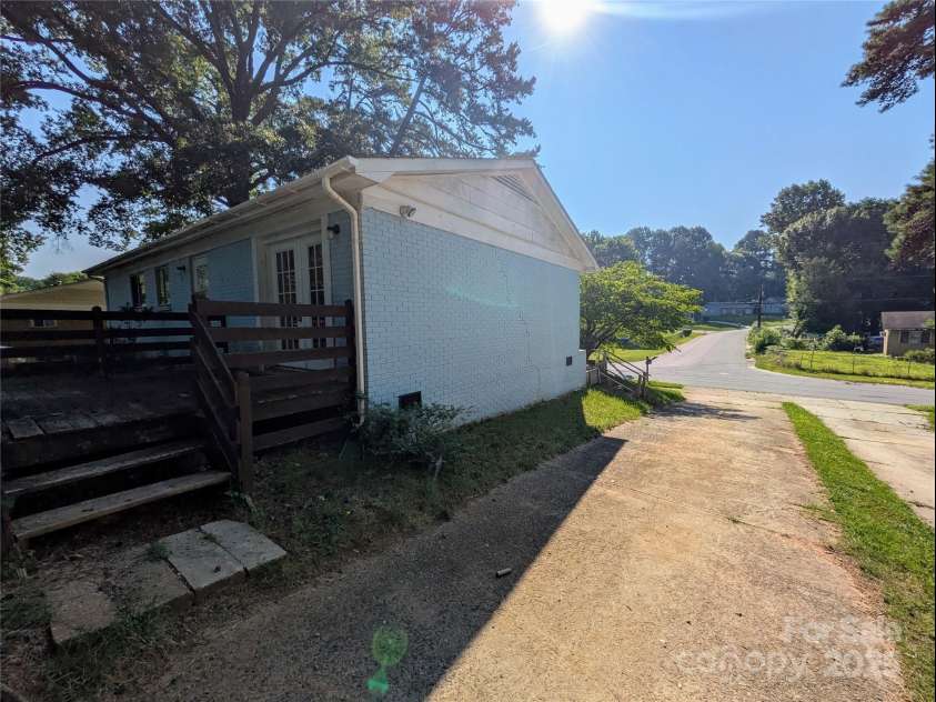 9401 Feldbank Drive, Charlotte, NC 28216.  MLS# CAR4280342, YatesRealty ID 26995. 