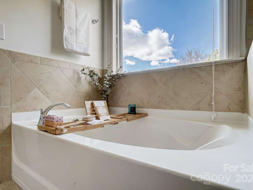 5006 Sand Trap Court, Monroe, NC 28112.  MLS# CAR4225761, YatesRealty ID 26996. Primary soaking tub