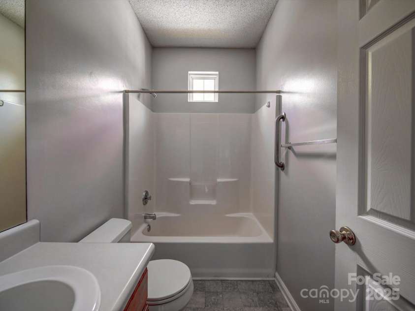 9360 Meadowmont View Drive, Charlotte, NC 28269.  MLS# CAR4258423, YatesRealty ID 26998. Bathroom