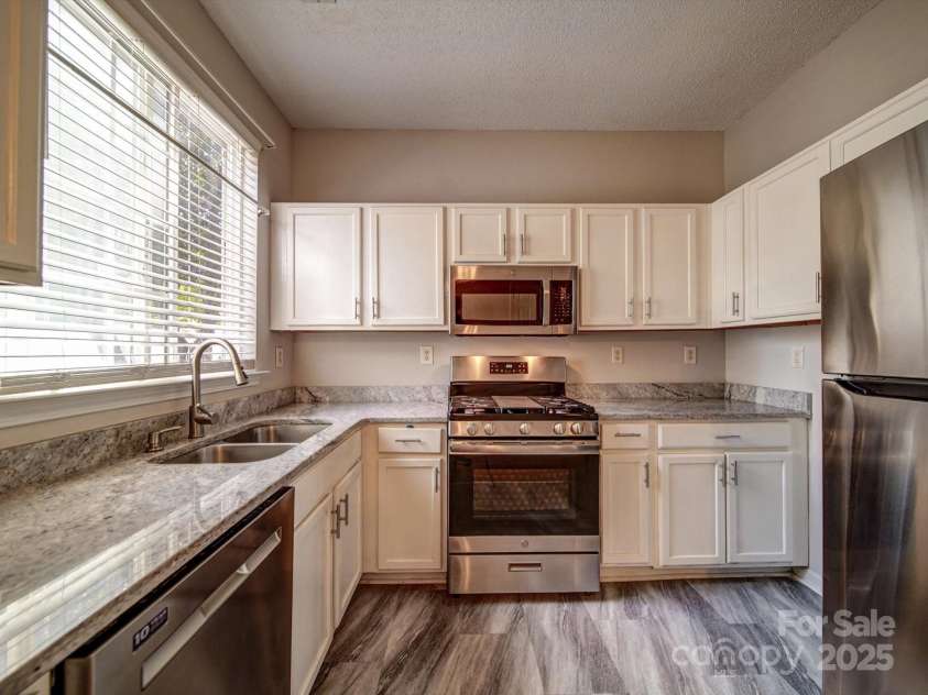 9360 Meadowmont View Drive, Charlotte, NC 28269.  MLS# CAR4258423, YatesRealty ID 26998. Kitchen