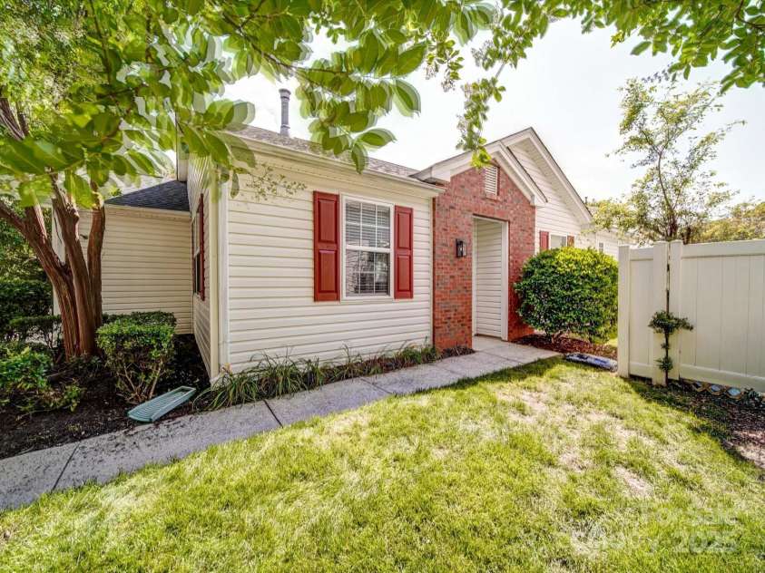 9360 Meadowmont View Drive, Charlotte, NC 28269.  MLS# CAR4258423, YatesRealty ID 26998. Main entrance