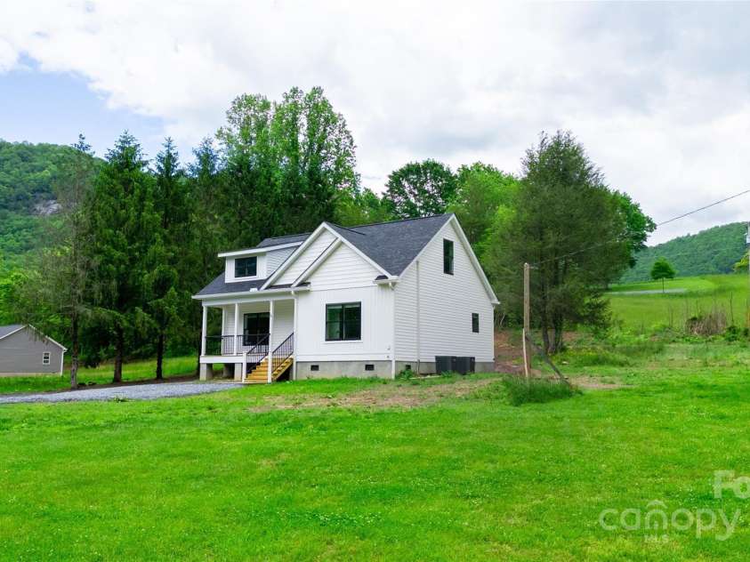 24 Queen Annes Drive, Tuckasegee, NC 28783.  MLS# CAR4259573, YatesRealty ID 26999. 