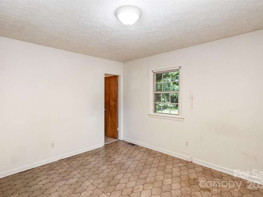 621 Oak Grove Road, Kings Mountain, NC 28086.  MLS# CAR4146020, YatesRealty ID 2700. 