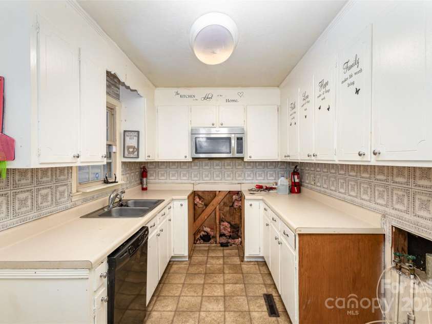 621 Oak Grove Road, Kings Mountain, NC 28086.  MLS# CAR4146020, YatesRealty ID 2700. 