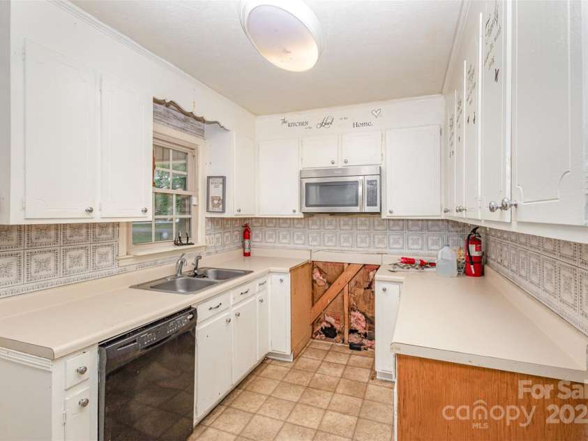 621 Oak Grove Road, Kings Mountain, NC 28086.  MLS# CAR4146020, YatesRealty ID 2700. 