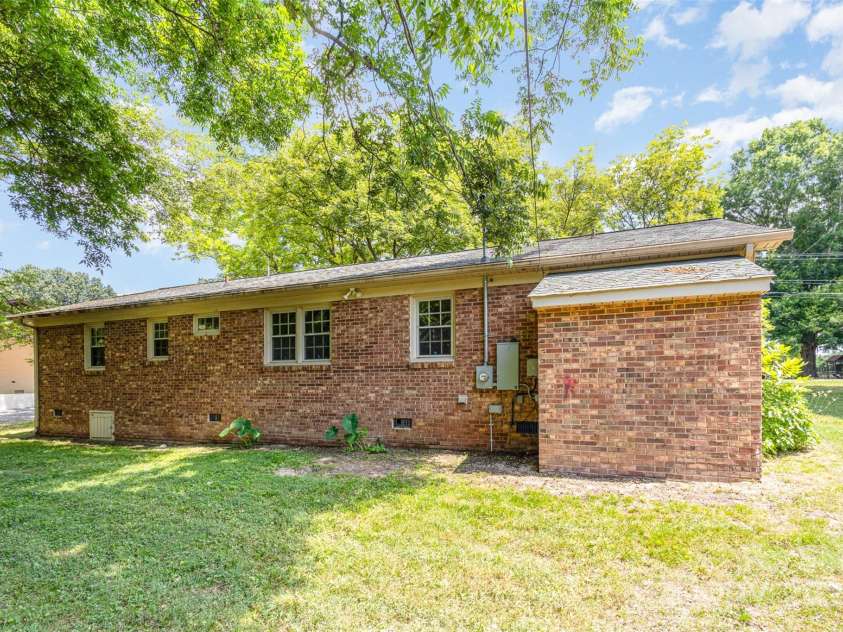 621 Oak Grove Road, Kings Mountain, NC 28086.  MLS# CAR4146020, YatesRealty ID 2700. 