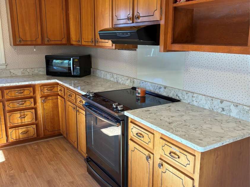 5806 Whitingham Drive, Charlotte, NC 28215.  MLS# CAR4263834, YatesRealty ID 27000. Bright spacious kitchen. 