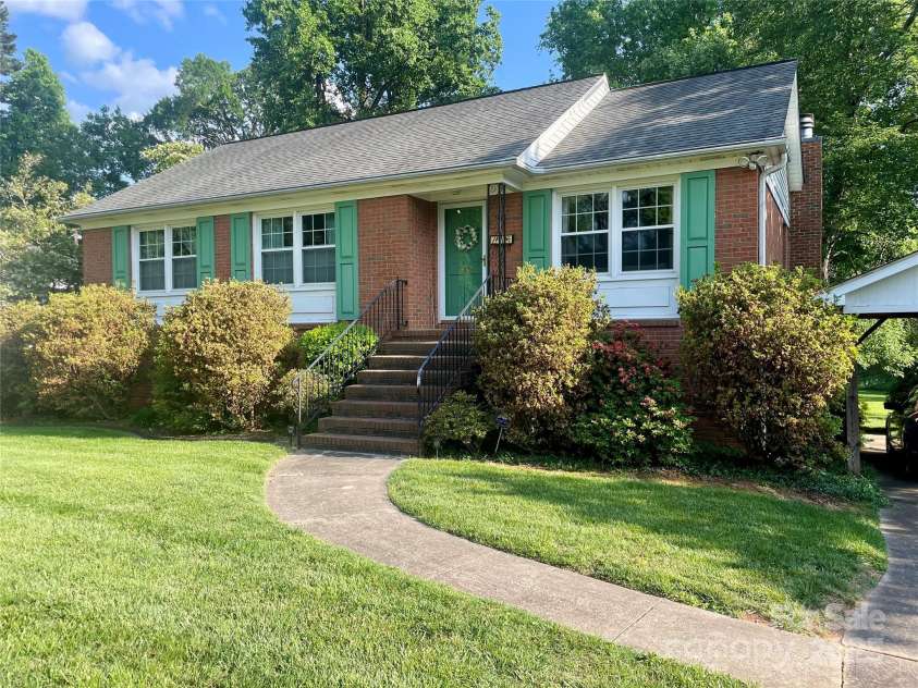 5806 Whitingham Drive, Charlotte, NC 28215.  MLS# CAR4263834, YatesRealty ID 27000. Front of home