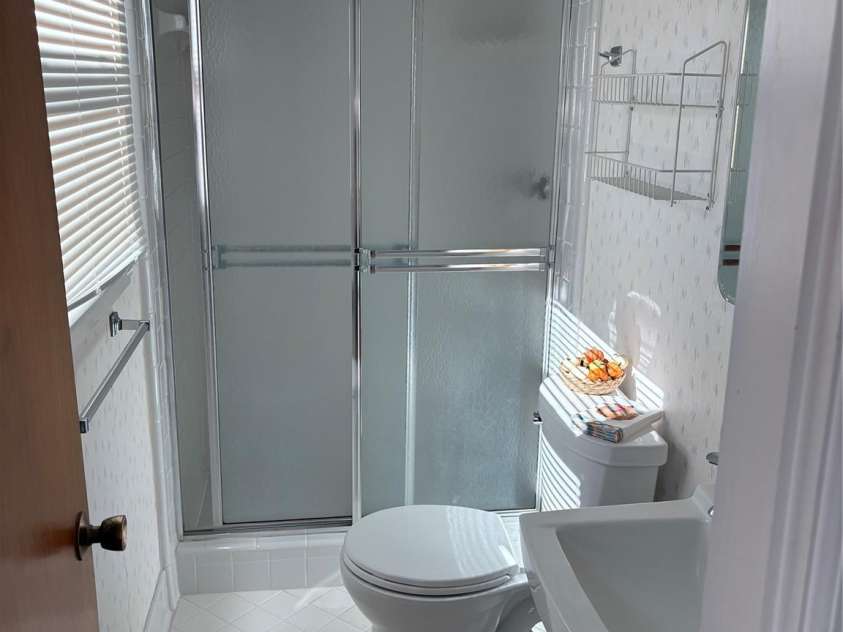 5806 Whitingham Drive, Charlotte, NC 28215.  MLS# CAR4263834, YatesRealty ID 27000. Full bathroom with shore adjacent to primary bedroom. 