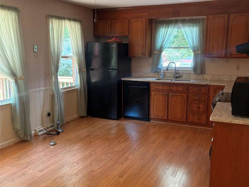 5806 Whitingham Drive, Charlotte, NC 28215.  MLS# CAR4263834, YatesRealty ID 27000. Kitchen. Pergo floor. Lots of natural light.