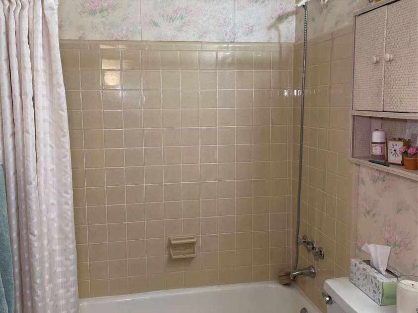 5806 Whitingham Drive, Charlotte, NC 28215.  MLS# CAR4263834, YatesRealty ID 27000. Main Level. Full bath from hallway.